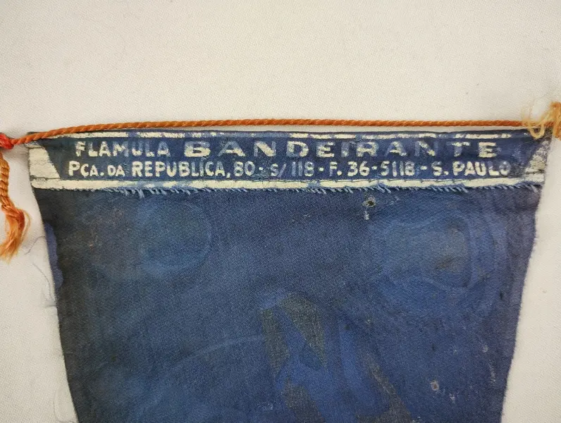 Foto de um(a) Militaria - Flâmula / Galhardete original AMAN / Academia Militar dos Agulhas Negras - Artilharia, da categoria de Outras militarias. Militaria - Flâmula / Galhardete original AMAN / Academia Militar dos Agulhas Negras - Artilharia 50cm de comprimento. Mostrado de uma perspectiva diferente. Vendido no marketplace Trésors.