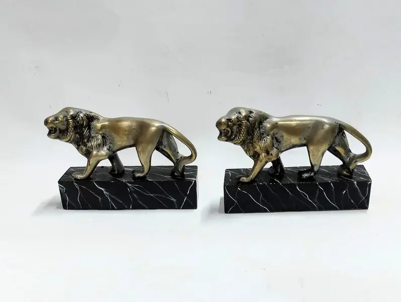 Foto de um(a) Esculturas Leões em Latão, Década de 1970, da categoria de Escultura. Esculturas felinas em latão com pátina oxidada e base em madeira marmorizada, lembrança de viagem em 1970 restaurada e... Mostrado de uma perspectiva diferente. Vendido no marketplace Trésors.