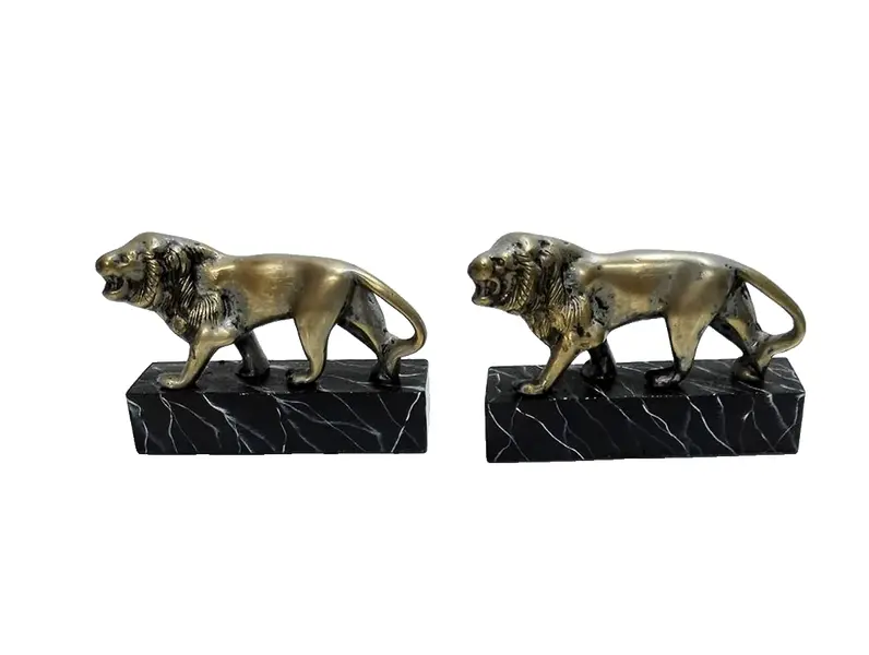 Foto de um(a) Esculturas Leões em Latão, Década de 1970, da categoria de Escultura. Esculturas felinas em latão com pátina oxidada e base em madeira marmorizada, lembrança de viagem em 1970 restaurada e... Vendido no marketplace Trésors.