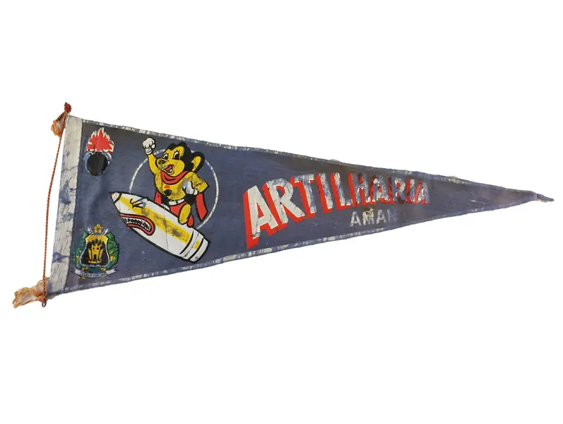Foto de um(a) Militaria - Flâmula / Galhardete original AMAN / Academia Militar dos Agulhas Negras - Artilharia, da categoria de Outras militarias. Militaria - Flâmula / Galhardete original AMAN / Academia Militar dos Agulhas Negras - Artilharia 50cm de comprimento. Vendido no marketplace Trésors.