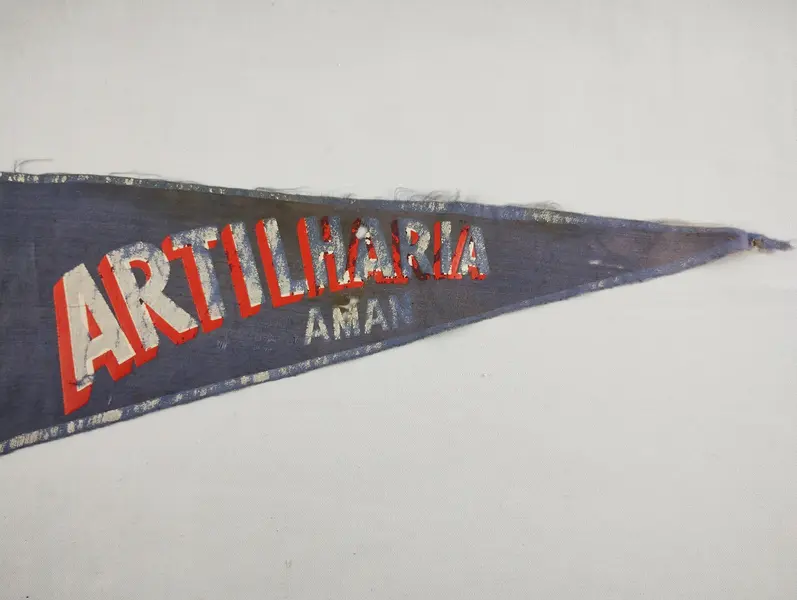 Foto de um(a) Militaria - Flâmula / Galhardete original AMAN / Academia Militar dos Agulhas Negras - Artilharia, da categoria de Outras militarias. Militaria - Flâmula / Galhardete original AMAN / Academia Militar dos Agulhas Negras - Artilharia 50cm de comprimento. Mostrado de uma perspectiva diferente. Vendido no marketplace Trésors.