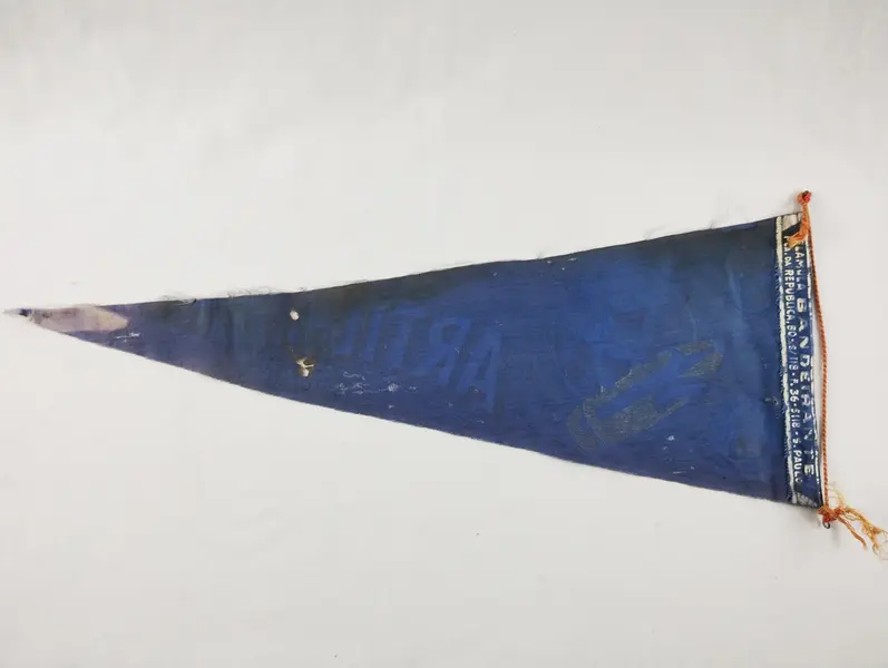 Foto de um(a) Militaria - Flâmula / Galhardete original AMAN / Academia Militar dos Agulhas Negras - Artilharia, da categoria de Outras militarias. Militaria - Flâmula / Galhardete original AMAN / Academia Militar dos Agulhas Negras - Artilharia 50cm de comprimento. Mostrado de uma perspectiva diferente. Vendido no marketplace Trésors.