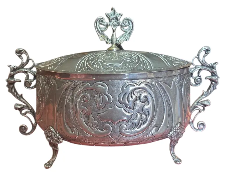 Foto de um(a) Antiga Terrina Decorativa em Metal Prateado, da categoria de Cachepot. Elegante recipiente oval com tampa, ricamente adornado com motivos florais e volutas em relevo. Uma peça de destaque para... Mostrado de uma perspectiva diferente. Vendido no marketplace Trésors.