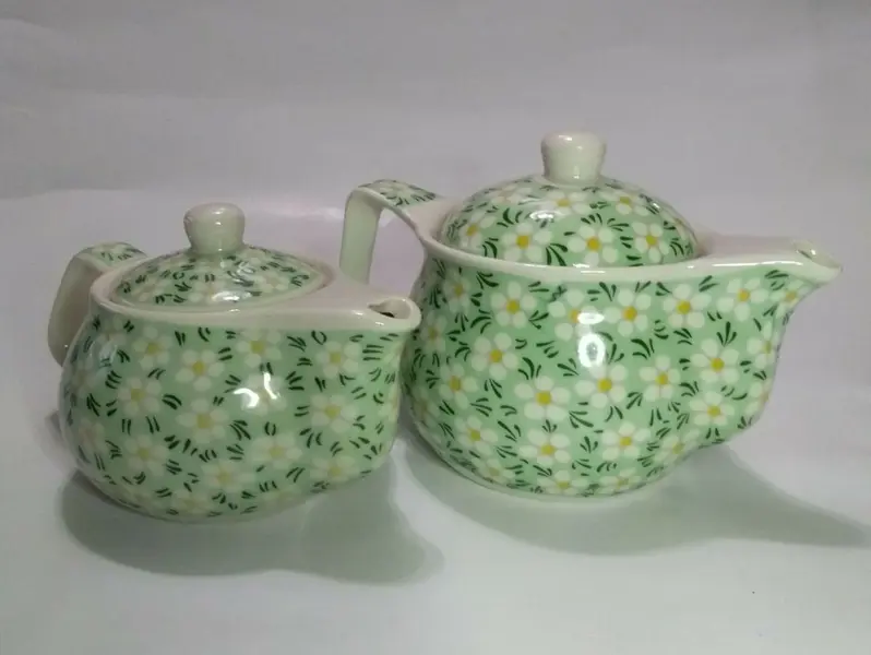 Foto de um(a) Mini Bules, da categoria de Bules. Mini bule e chaleira (+ peneira) em porcelana policromada. Dimensões: A bule menor 8cm / Diâmetro 9cm / Peso: 280g A bule... Mostrado de uma perspectiva diferente. Vendido no marketplace Trésors.