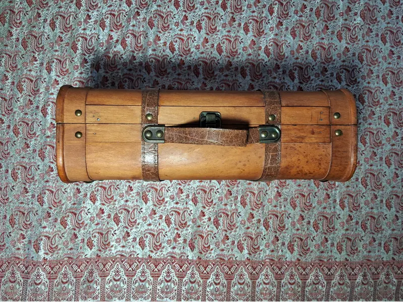 Foto de um(a) Mala Decorativa em Madeira, da categoria de Malas. Linda, super estilosa e em ótimo estado. para uso decorativo e guardados. Madeira, fechos e botões decorativos em metal e... Mostrado de uma perspectiva diferente. Vendido no marketplace Trésors.