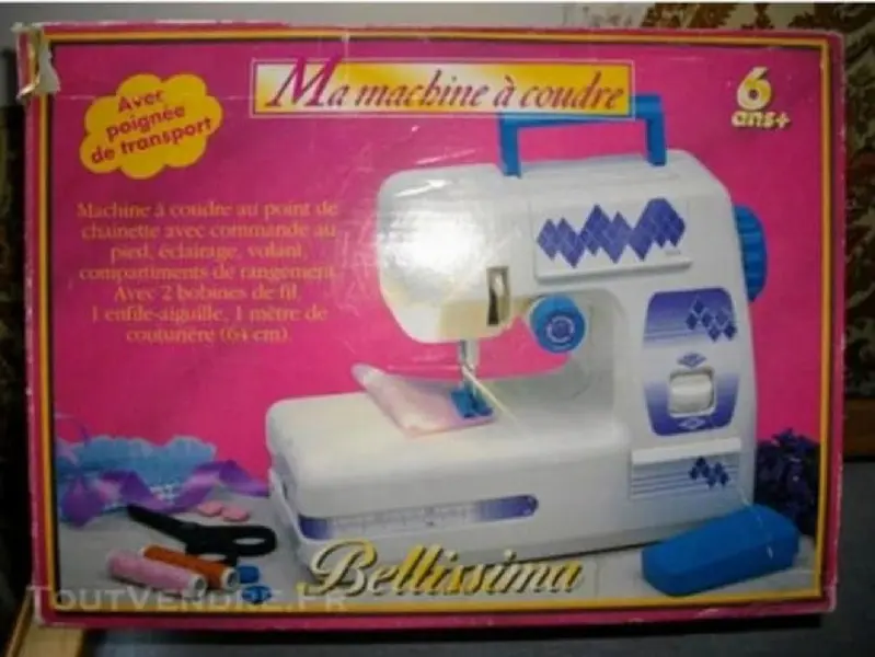 Foto de um(a) Maquina de Costura Belíssima 90'S, da categoria de Maquinas de Costura. Máquina de costura toy, década de 1990 marca: belíssima, ma machine à coudre, procedência francesa pilhas aa. A: 19,5 cm /... Mostrado de uma perspectiva diferente. Vendido no marketplace Trésors.