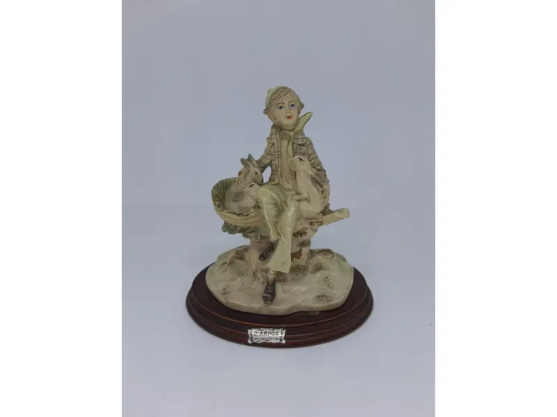 Foto de um(a) Escultura portuguesa de camponês D'Arpos em resina, da categoria de Escultura. Escultura Portuguesa D'Arpos em resina retratando um camponês vestindo paletó xadrez e acompanhado de seus coelhos. MEDE A:... Mostrado de uma perspectiva diferente. Vendido no marketplace Trésors.