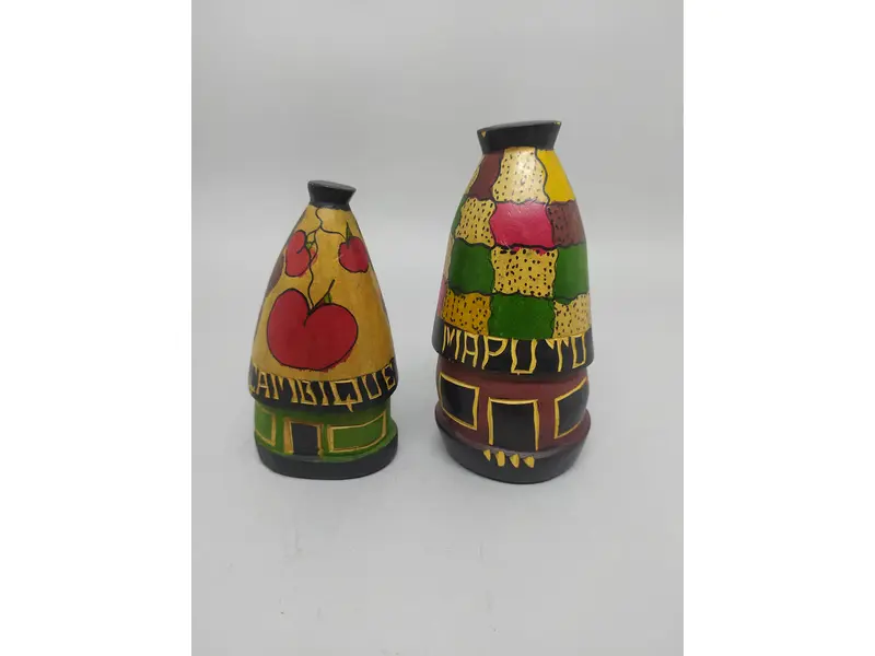 Foto de um(a) Cabanas africanas de madeira decorativas, da categoria de Escultura. Par de Cabanas Africanas decorativas em madeira da região, Moçambique e Maputo. Entalhadas e pintadas à mão. MEDINDO A:... Mostrado de uma perspectiva diferente. Vendido no marketplace Trésors.