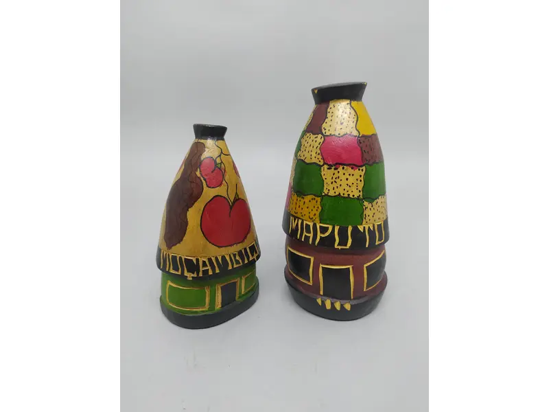 Foto de um(a) Cabanas africanas de madeira decorativas, da categoria de Escultura. Par de Cabanas Africanas decorativas em madeira da região, Moçambique e Maputo. Entalhadas e pintadas à mão. MEDINDO A:... Mostrado de uma perspectiva diferente. Vendido no marketplace Trésors.