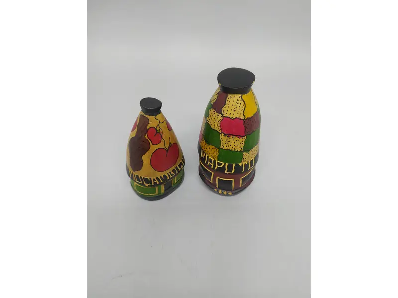Foto de um(a) Cabanas africanas de madeira decorativas, da categoria de Escultura. Par de Cabanas Africanas decorativas em madeira da região, Moçambique e Maputo. Entalhadas e pintadas à mão. MEDINDO A:... Mostrado de uma perspectiva diferente. Vendido no marketplace Trésors.