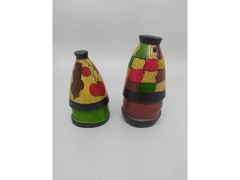Foto de um(a) Cabanas africanas de madeira decorativas, da categoria de Escultura. Par de Cabanas Africanas decorativas em madeira da região, Moçambique e Maputo. Entalhadas e pintadas à mão. MEDINDO A:... Mostrado de uma perspectiva diferente. Vendido no marketplace Trésors.