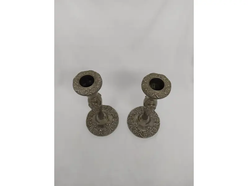Foto de um(a) Par de castiçais em estanho, da categoria de Castiçais. Belíssimo par de castiçais em estanho, com motivos florais. MEDINDO 21x9,5cm (AxD) PESO/cada: 560g. Mostrado de uma perspectiva diferente. Vendido no marketplace Trésors.