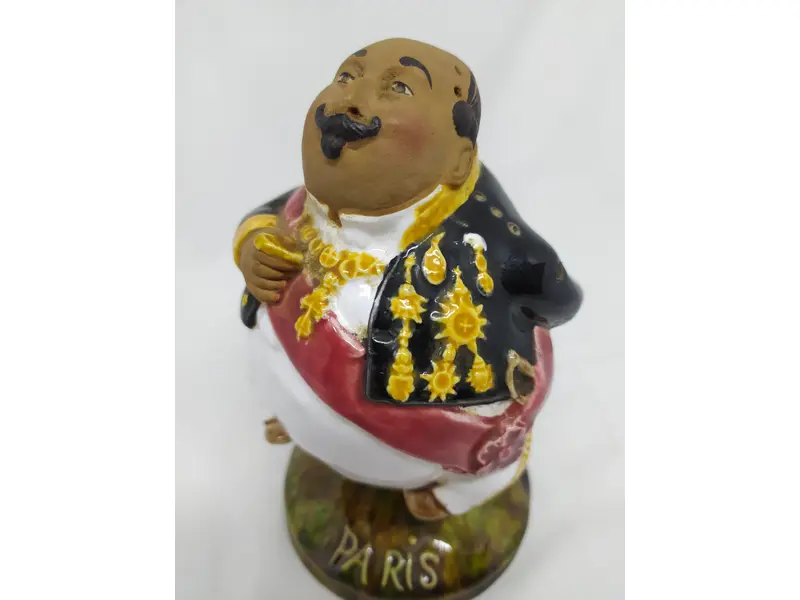 Foto de um(a) Visconde português faiança - Bordalo Pinheiro, da categoria de Escultura. Estatueta de faiança de Visconde de Faria articulado. Faz alusão à participação de Portugal na exposição internacional de... Mostrado de uma perspectiva diferente. Vendido no marketplace Trésors.