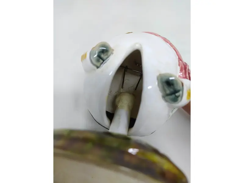 Foto de um(a) Visconde português faiança - Bordalo Pinheiro, da categoria de Escultura. Estatueta de faiança de Visconde de Faria articulado. Faz alusão à participação de Portugal na exposição internacional de... Mostrado de uma perspectiva diferente. Vendido no marketplace Trésors.