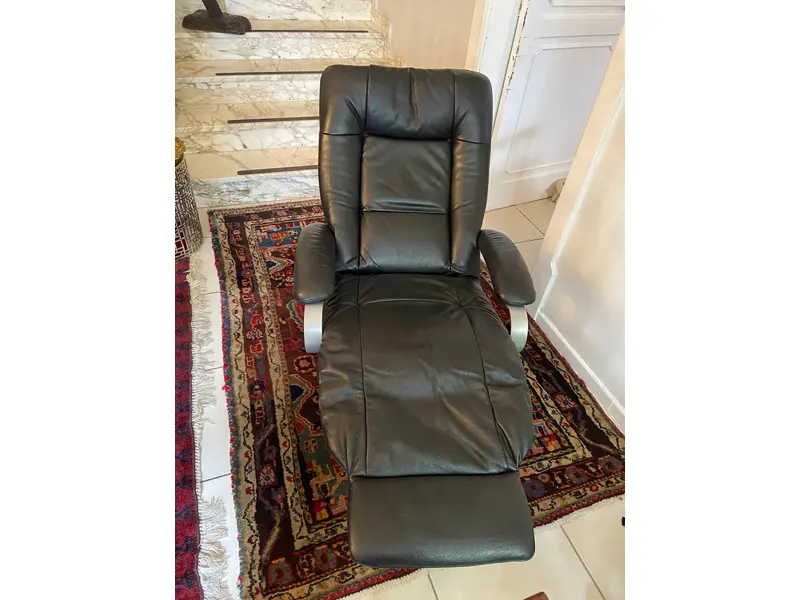 Foto de um(a) Poltrona Lafer Kiri couro natural preto, da categoria de Poltronas. Poltrona Lafer couro natural preto. Mostrado de uma perspectiva diferente. Vendido no marketplace Trésors.
