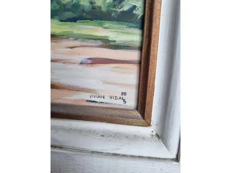 Foto de um(a) Óleo sobre tela - Vivian Vidal 1988 - Casa e Araucária, da categoria de Pinturas. Óleo sobre tela VIVIAN VIDAL (1951-2015). Mede 30x40cm - 1988. Mostrado de uma perspectiva diferente. Vendido no marketplace Trésors.