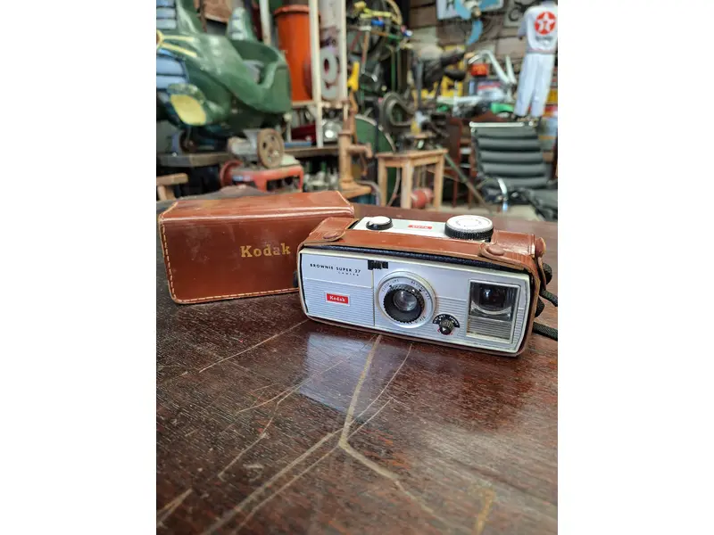 Foto de um(a) Câmera Kodak Brownie Super 27, da categoria de Câmeras fotográficas. Uma peça de colecionador e uma ferramenta de criação de memórias, a Kodak Brownie Super 27 é uma escolha encantadora para... Mostrado de uma perspectiva diferente. Vendido no marketplace Trésors.