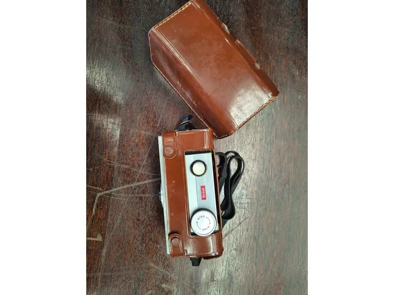 Foto de um(a) Câmera Kodak Brownie Super 27, da categoria de Câmeras fotográficas. Uma peça de colecionador e uma ferramenta de criação de memórias, a Kodak Brownie Super 27 é uma escolha encantadora para... Mostrado de uma perspectiva diferente. Vendido no marketplace Trésors.