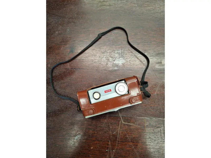 Foto de um(a) Câmera Kodak Brownie Super 27, da categoria de Câmeras fotográficas. Uma peça de colecionador e uma ferramenta de criação de memórias, a Kodak Brownie Super 27 é uma escolha encantadora para... Mostrado de uma perspectiva diferente. Vendido no marketplace Trésors.