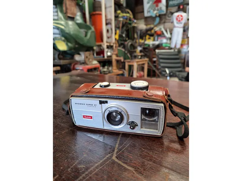 Foto de um(a) Câmera Kodak Brownie Super 27, da categoria de Câmeras fotográficas. Uma peça de colecionador e uma ferramenta de criação de memórias, a Kodak Brownie Super 27 é uma escolha encantadora para... Mostrado de uma perspectiva diferente. Vendido no marketplace Trésors.