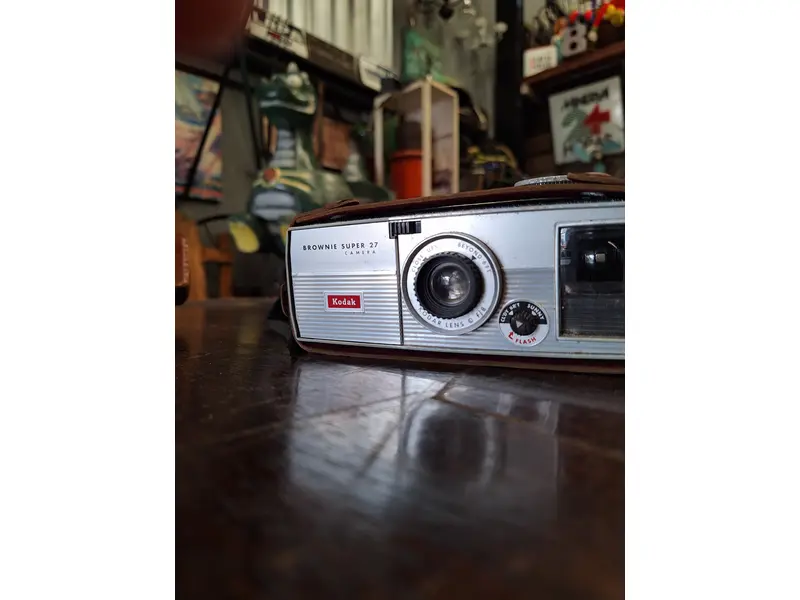 Foto de um(a) Câmera Kodak Brownie Super 27, da categoria de Câmeras fotográficas. Uma peça de colecionador e uma ferramenta de criação de memórias, a Kodak Brownie Super 27 é uma escolha encantadora para... Mostrado de uma perspectiva diferente. Vendido no marketplace Trésors.