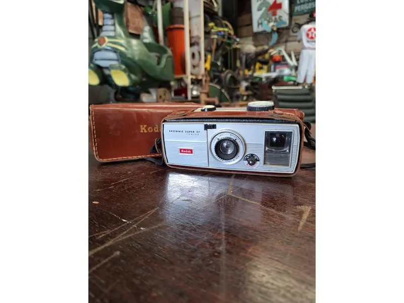 Foto de um(a) Câmera Kodak Brownie Super 27, da categoria de Câmeras fotográficas. Uma peça de colecionador e uma ferramenta de criação de memórias, a Kodak Brownie Super 27 é uma escolha encantadora para... Mostrado de uma perspectiva diferente. Vendido no marketplace Trésors.