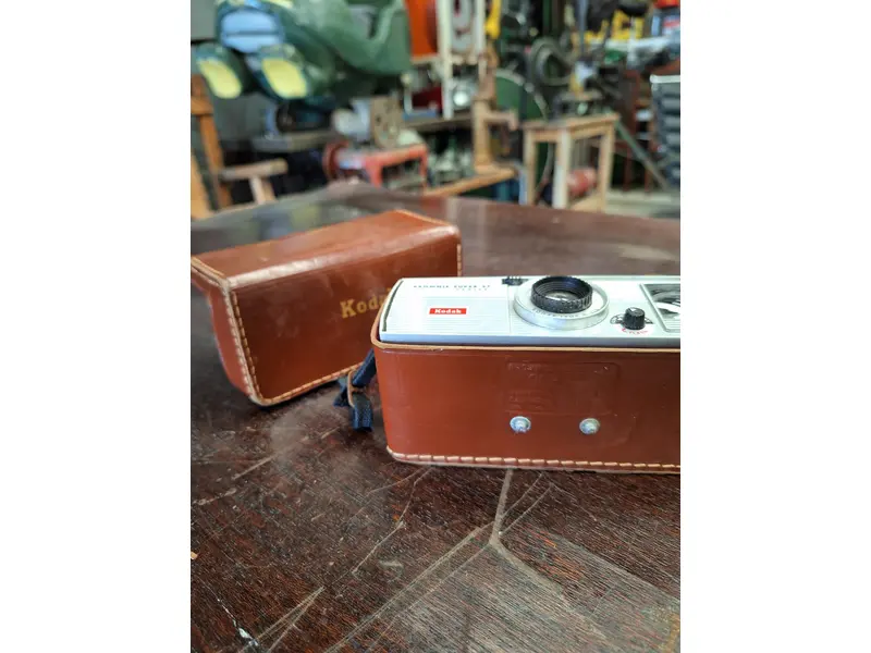 Foto de um(a) Câmera Kodak Brownie Super 27, da categoria de Câmeras fotográficas. Uma peça de colecionador e uma ferramenta de criação de memórias, a Kodak Brownie Super 27 é uma escolha encantadora para... Mostrado de uma perspectiva diferente. Vendido no marketplace Trésors.
