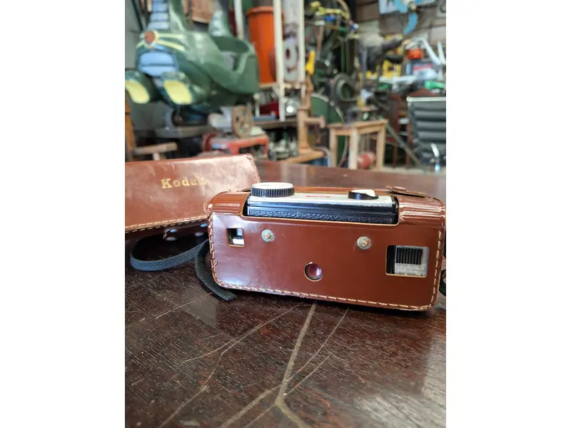 Foto de um(a) Câmera Kodak Brownie Super 27, da categoria de Câmeras fotográficas. Uma peça de colecionador e uma ferramenta de criação de memórias, a Kodak Brownie Super 27 é uma escolha encantadora para... Mostrado de uma perspectiva diferente. Vendido no marketplace Trésors.