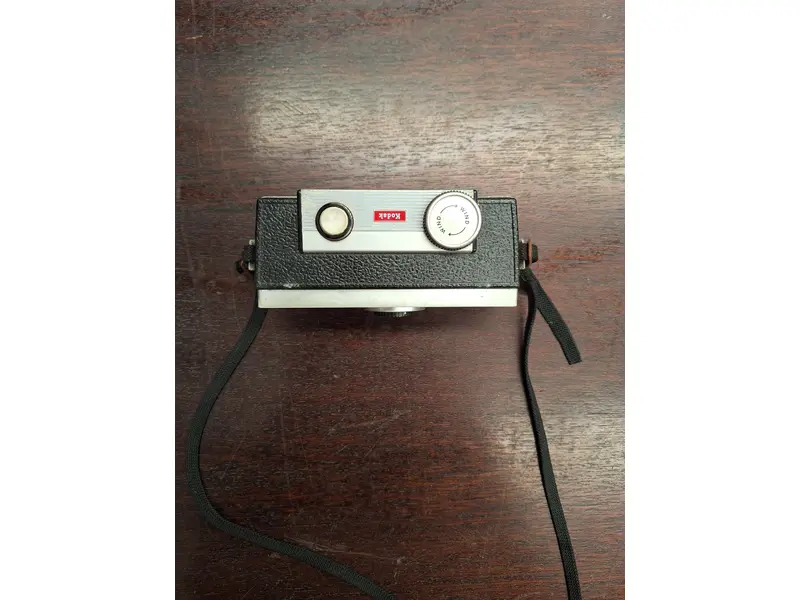 Foto de um(a) Câmera Kodak Brownie Super 27, da categoria de Câmeras fotográficas. Uma peça de colecionador e uma ferramenta de criação de memórias, a Kodak Brownie Super 27 é uma escolha encantadora para... Mostrado de uma perspectiva diferente. Vendido no marketplace Trésors.