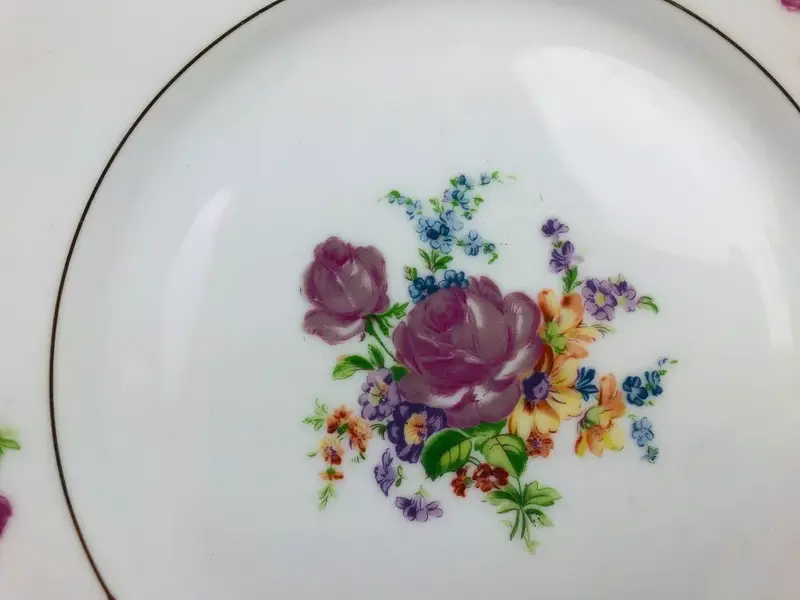 Foto de um(a) Par de pratos com tema floral - Steatita, da categoria de Jogos de pratos. Par de pratinhos ornamentais para parede da PORCELANA STEATITA / PARANÁ. Decoração floral em policromia com filete dourado.... Mostrado de uma perspectiva diferente. Vendido no marketplace Trésors.
