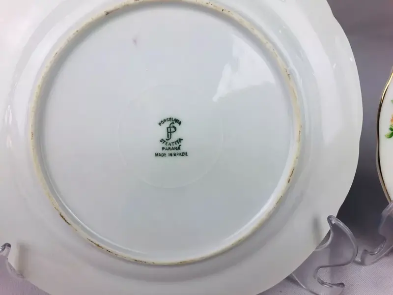 Foto de um(a) Par de pratos com tema floral - Steatita, da categoria de Jogos de pratos. Par de pratinhos ornamentais para parede da PORCELANA STEATITA / PARANÁ. Decoração floral em policromia com filete dourado.... Mostrado de uma perspectiva diferente. Vendido no marketplace Trésors.