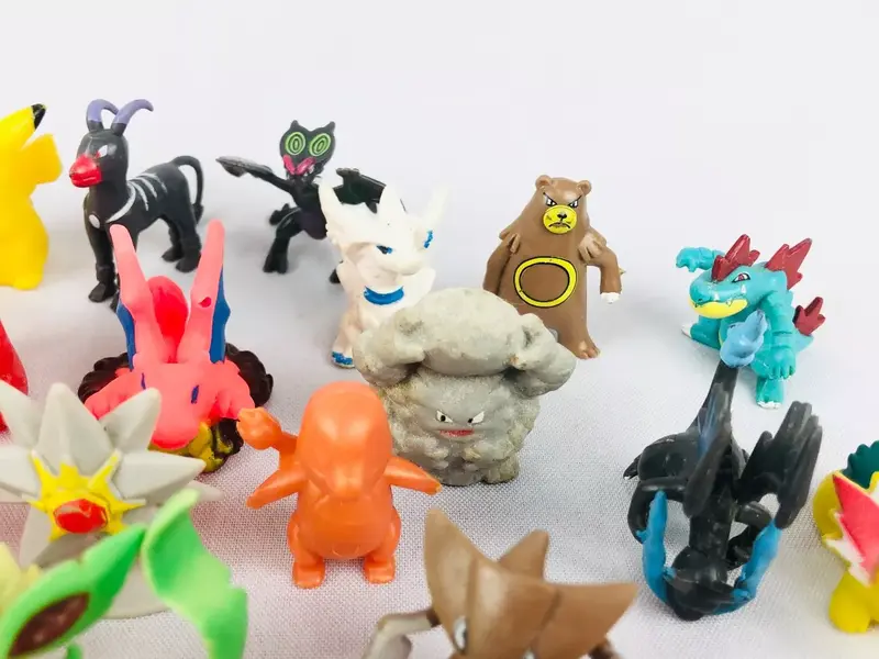 Foto de um(a) Lote Pokémon, da categoria de Brinquedos antigos. Kit de miniaturas Pokémon com personagens variados e possivelmente alguns repetidos. Mínimas marcas de uso. Em bom estado. Mostrado de uma perspectiva diferente. Vendido no marketplace Trésors.