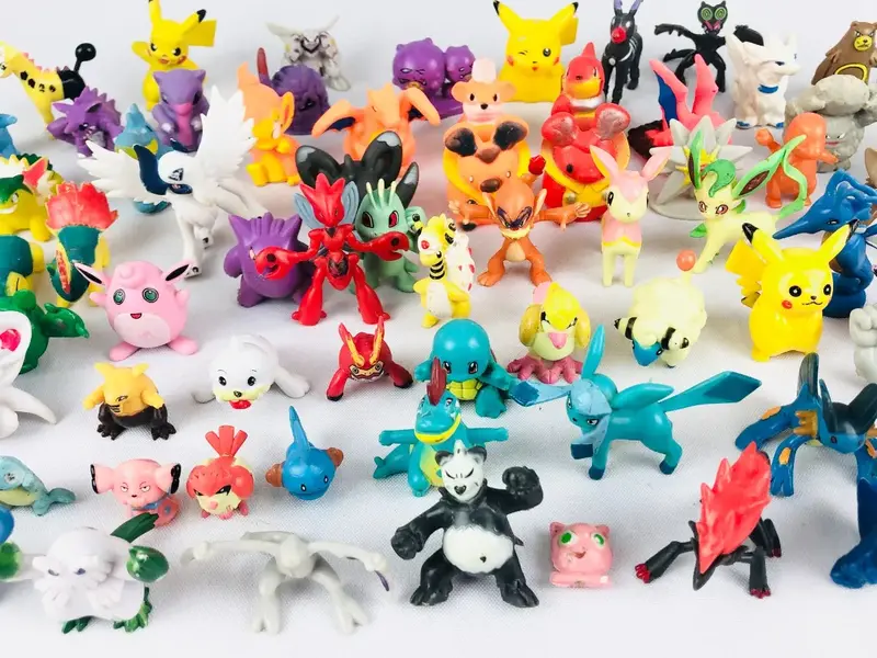 Foto de um(a) Lote Pokémon, da categoria de Brinquedos antigos. Kit de miniaturas Pokémon com personagens variados e possivelmente alguns repetidos. Mínimas marcas de uso. Em bom estado. Mostrado de uma perspectiva diferente. Vendido no marketplace Trésors.