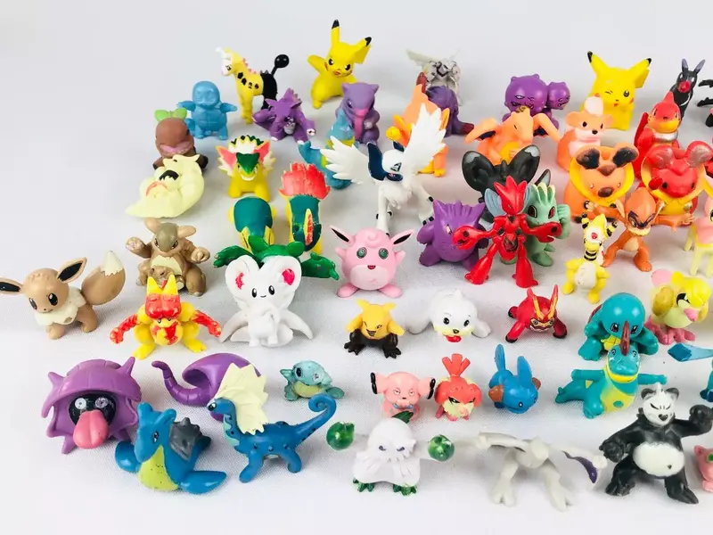 Foto de um(a) Lote Pokémon, da categoria de Brinquedos antigos. Kit de miniaturas Pokémon com personagens variados e possivelmente alguns repetidos. Mínimas marcas de uso. Em bom estado. Mostrado de uma perspectiva diferente. Vendido no marketplace Trésors.