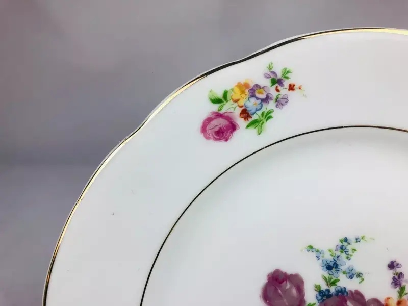 Foto de um(a) Par de pratos com tema floral - Steatita, da categoria de Jogos de pratos. Par de pratinhos ornamentais para parede da PORCELANA STEATITA / PARANÁ. Decoração floral em policromia com filete dourado.... Mostrado de uma perspectiva diferente. Vendido no marketplace Trésors.