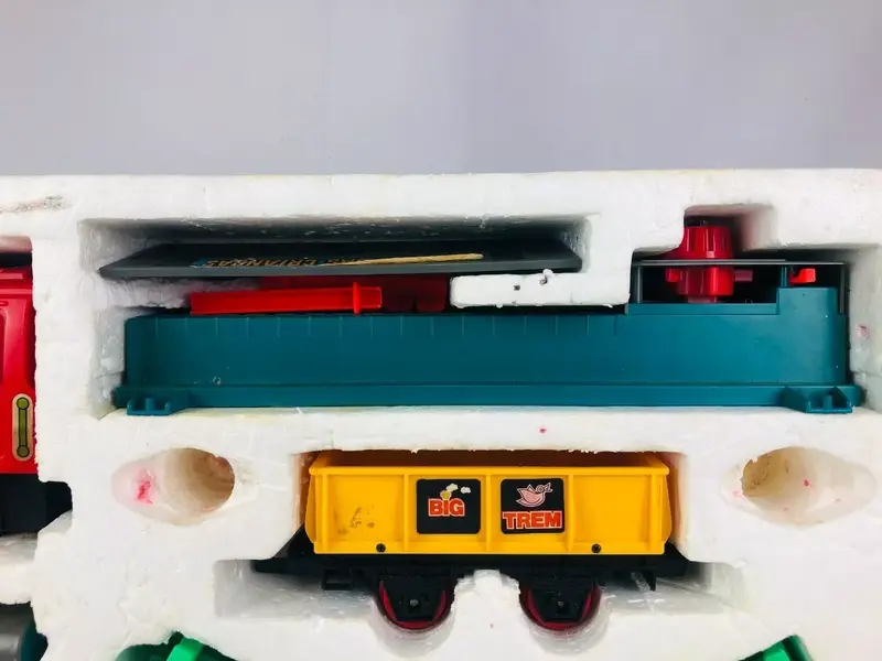 Foto de um(a) Brinquedo ferrovia Big Trem Estrela anos 80, da categoria de Trens de brinquedo. Brinquedo Ferrovia Big Trem Estrela Anos 80. Mostrado de uma perspectiva diferente. Vendido no marketplace Trésors.