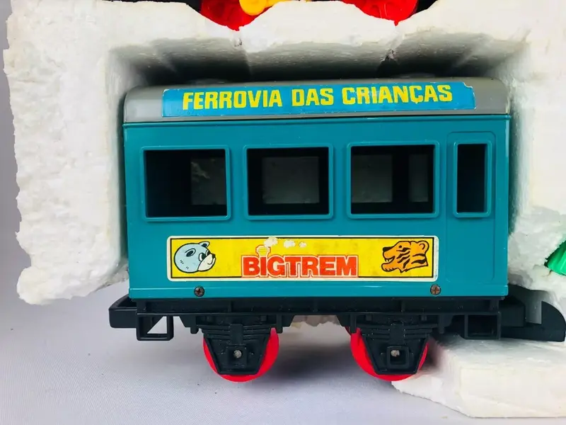 Foto de um(a) Brinquedo ferrovia Big Trem Estrela anos 80, da categoria de Trens de brinquedo. Brinquedo Ferrovia Big Trem Estrela Anos 80. Mostrado de uma perspectiva diferente. Vendido no marketplace Trésors.