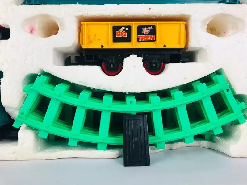 Foto de um(a) Brinquedo ferrovia Big Trem Estrela anos 80, da categoria de Trens de brinquedo. Brinquedo Ferrovia Big Trem Estrela Anos 80. Mostrado de uma perspectiva diferente. Vendido no marketplace Trésors.