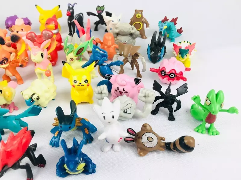 Foto de um(a) Lote Pokémon, da categoria de Brinquedos antigos. Kit de miniaturas Pokémon com personagens variados e possivelmente alguns repetidos. Mínimas marcas de uso. Em bom estado. Mostrado de uma perspectiva diferente. Vendido no marketplace Trésors.