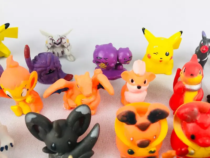 Foto de um(a) Lote Pokémon, da categoria de Brinquedos antigos. Kit de miniaturas Pokémon com personagens variados e possivelmente alguns repetidos. Mínimas marcas de uso. Em bom estado. Mostrado de uma perspectiva diferente. Vendido no marketplace Trésors.
