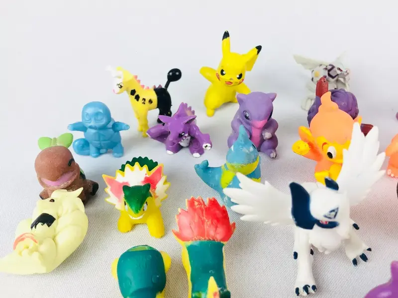 Foto de um(a) Lote Pokémon, da categoria de Brinquedos antigos. Kit de miniaturas Pokémon com personagens variados e possivelmente alguns repetidos. Mínimas marcas de uso. Em bom estado. Mostrado de uma perspectiva diferente. Vendido no marketplace Trésors.