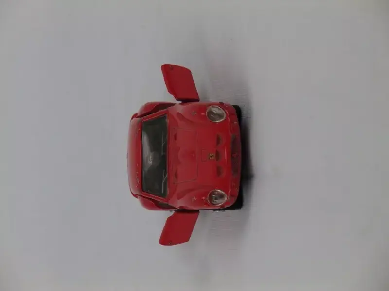 Foto de um(a) Carrinho Para Coleção Ferrari, da categoria de Carros e caminhões de brinquedo. Carrinho Ferrari para coleção em metal vermelho da MAISTO, modelo 250 GTO, com porta articulada. Mede 12 cm de comprimento.... Mostrado de uma perspectiva diferente. Vendido no marketplace Trésors.