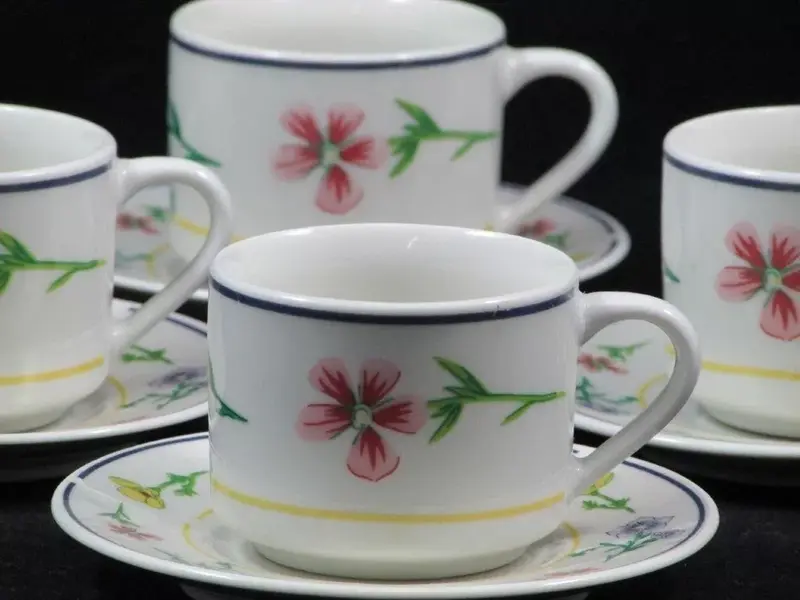 Foto de um(a) Xícaras de café com decoração de flores - Porcelana Santini Italy, da categoria de Xícaras. Lindo conjunto de xícaras para café em porcelana com decoração de flores em policromia. No verso SANTINI ITALY STYLE. Pouco... Mostrado de uma perspectiva diferente. Vendido no marketplace Trésors.