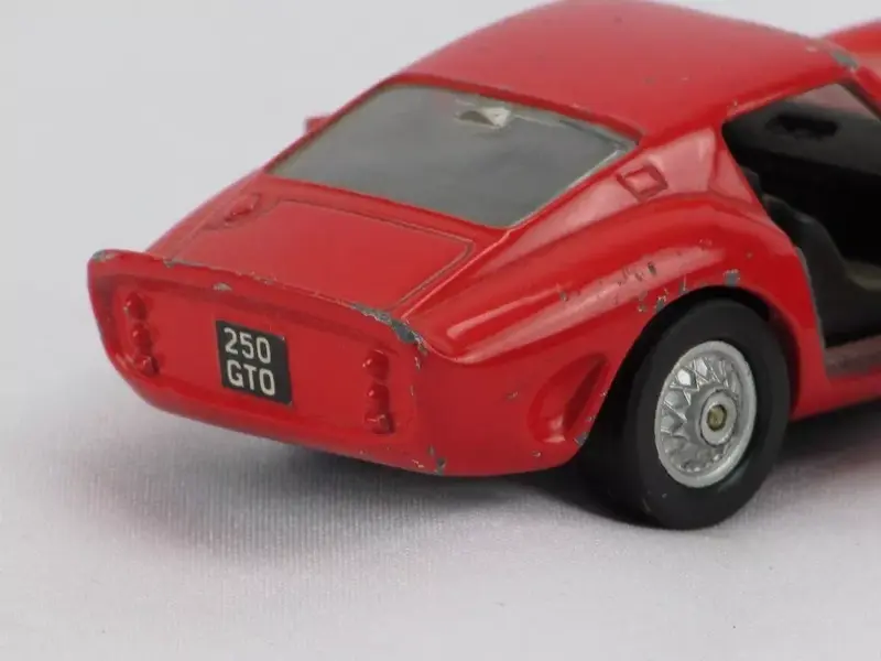 Foto de um(a) Carrinho Para Coleção Ferrari, da categoria de Carros e caminhões de brinquedo. Carrinho Ferrari para coleção em metal vermelho da MAISTO, modelo 250 GTO, com porta articulada. Mede 12 cm de comprimento.... Mostrado de uma perspectiva diferente. Vendido no marketplace Trésors.