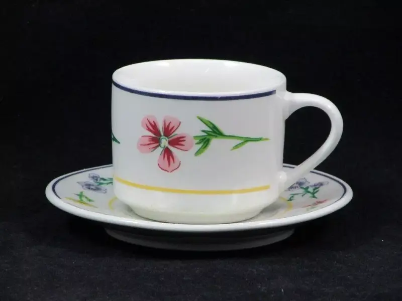 Foto de um(a) Xícaras de café com decoração de flores - Porcelana Santini Italy, da categoria de Xícaras. Lindo conjunto de xícaras para café em porcelana com decoração de flores em policromia. No verso SANTINI ITALY STYLE. Pouco... Mostrado de uma perspectiva diferente. Vendido no marketplace Trésors.