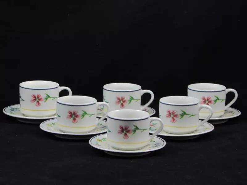 Foto de um(a) Xícaras de café com decoração de flores - Porcelana Santini Italy, da categoria de Xícaras. Lindo conjunto de xícaras para café em porcelana com decoração de flores em policromia. No verso SANTINI ITALY STYLE. Pouco... Mostrado de uma perspectiva diferente. Vendido no marketplace Trésors.
