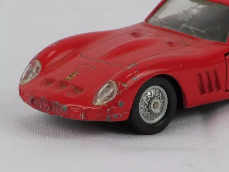 Foto de um(a) Carrinho Para Coleção Ferrari, da categoria de Carros e caminhões de brinquedo. Carrinho Ferrari para coleção em metal vermelho da MAISTO, modelo 250 GTO, com porta articulada. Mede 12 cm de comprimento.... Mostrado de uma perspectiva diferente. Vendido no marketplace Trésors.