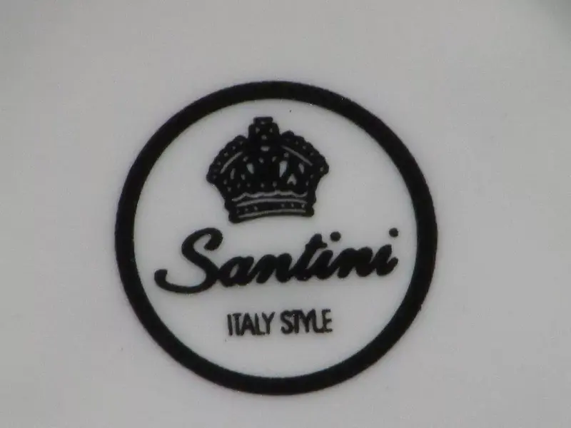 Foto de um(a) Xícaras de café com decoração de flores - Porcelana Santini Italy, da categoria de Xícaras. Lindo conjunto de xícaras para café em porcelana com decoração de flores em policromia. No verso SANTINI ITALY STYLE. Pouco... Mostrado de uma perspectiva diferente. Vendido no marketplace Trésors.