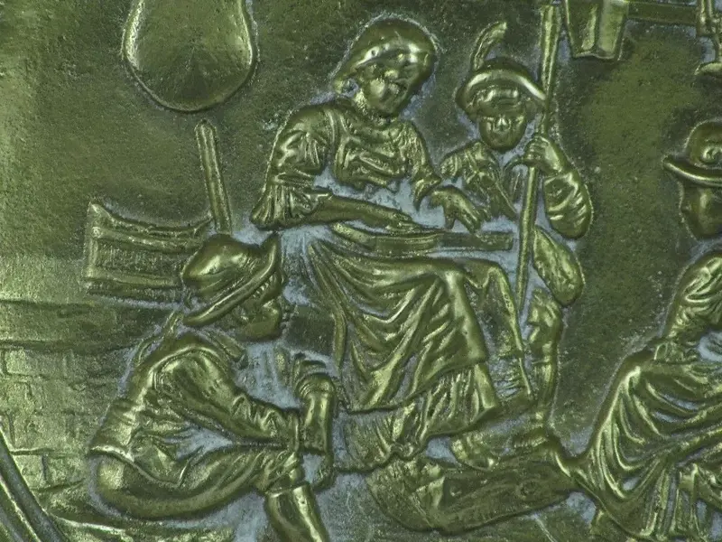 Foto de um(a) Prato em bronze maciço, da categoria de Pratos Decorativos. Sólido prato redondo em bronze maciço com cenas típicas em alto relevo com delicada fundição. Possui gancho para fixação de... Mostrado de uma perspectiva diferente. Vendido no marketplace Trésors.