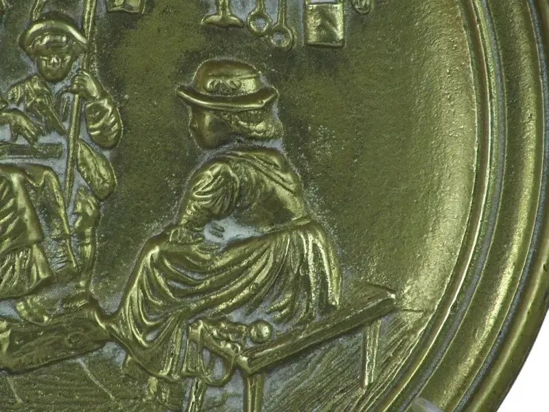 Foto de um(a) Prato em bronze maciço, da categoria de Pratos Decorativos. Sólido prato redondo em bronze maciço com cenas típicas em alto relevo com delicada fundição. Possui gancho para fixação de... Mostrado de uma perspectiva diferente. Vendido no marketplace Trésors.